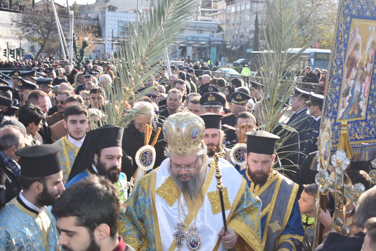 ΘΕΟΦΑΝΕΙΑ: 26χρονος Λαρισαίος έπιασε τον σταυρό στα παγωμένα νερά του Πηνειού (φωτο – βίντεο)