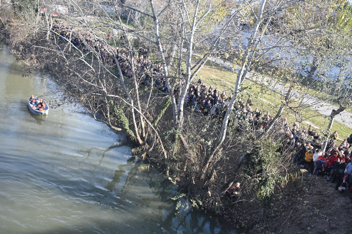 ΘΕΟΦΑΝΕΙΑ: 26χρονος Λαρισαίος έπιασε τον σταυρό στα παγωμένα νερά του Πηνειού (φωτο – βίντεο)
