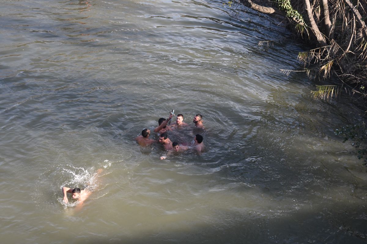 ΘΕΟΦΑΝΕΙΑ: 26χρονος Λαρισαίος έπιασε τον σταυρό στα παγωμένα νερά του Πηνειού (φωτο – βίντεο)