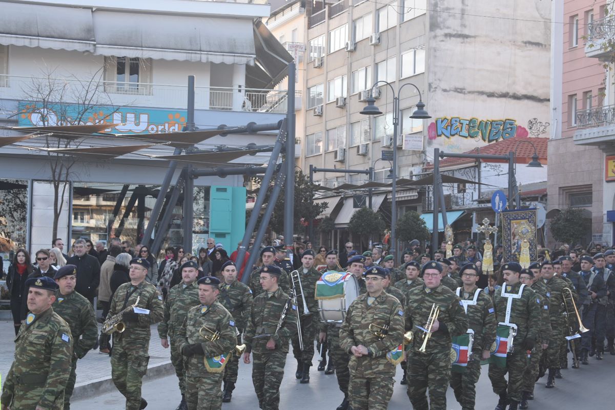 ΘΕΟΦΑΝΕΙΑ: 26χρονος Λαρισαίος έπιασε τον σταυρό στα παγωμένα νερά του Πηνειού (φωτο – βίντεο)