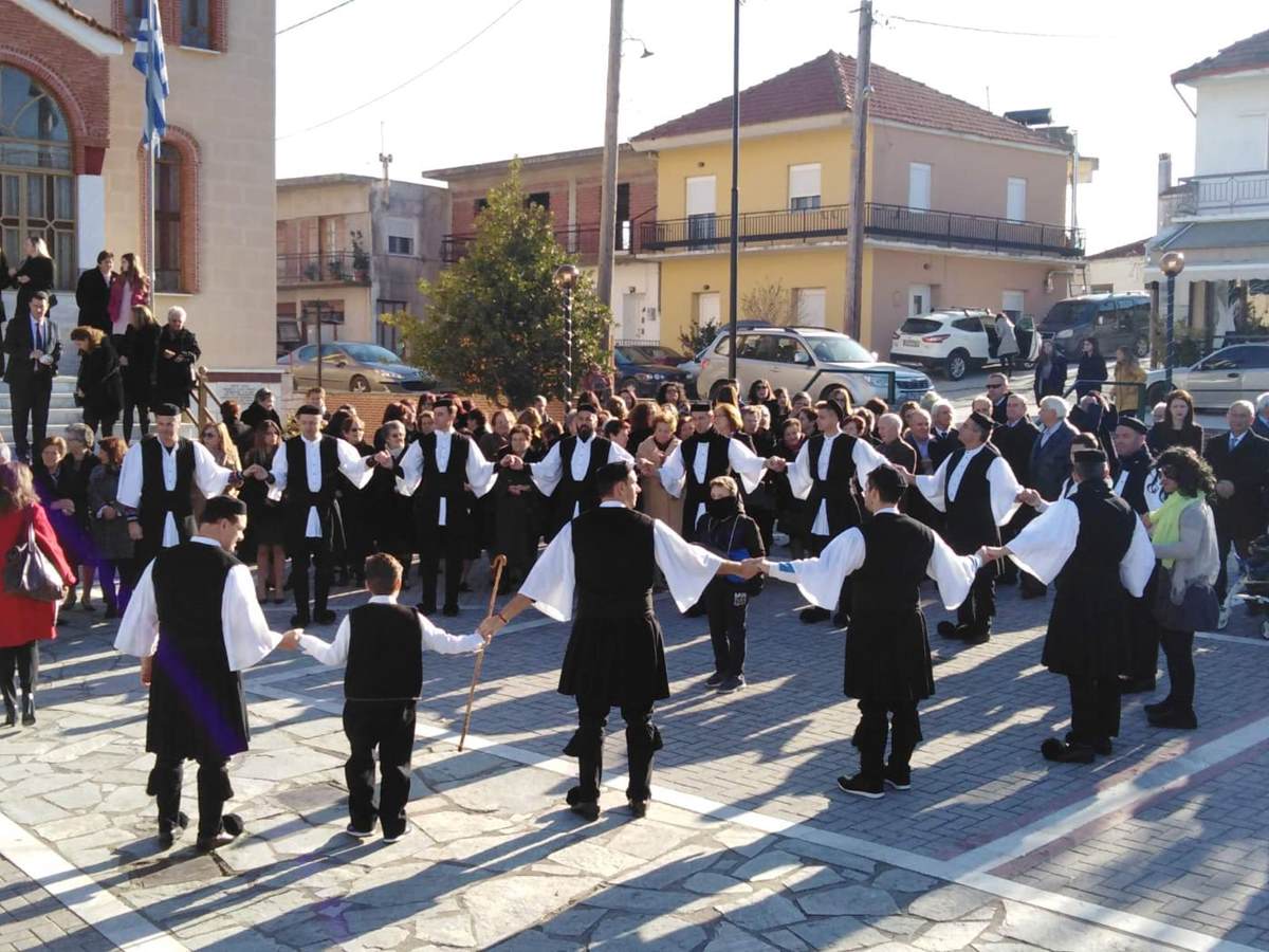 Έκλεψαν τη νύφη στην πλατεία σε χωριό του νομού Λάρισας με την συμμετοχή του κόσμου (φωτο – βίντεο)