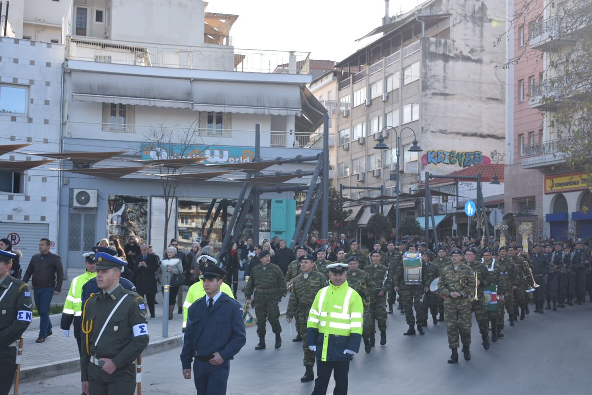 ΘΕΟΦΑΝΕΙΑ: 26χρονος Λαρισαίος έπιασε τον σταυρό στα παγωμένα νερά του Πηνειού (φωτο – βίντεο)