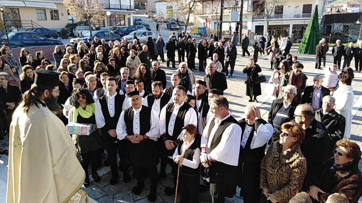Έκλεψαν τη νύφη στην πλατεία σε χωριό του νομού Λάρισας με την συμμετοχή του κόσμου (φωτο – βίντεο)