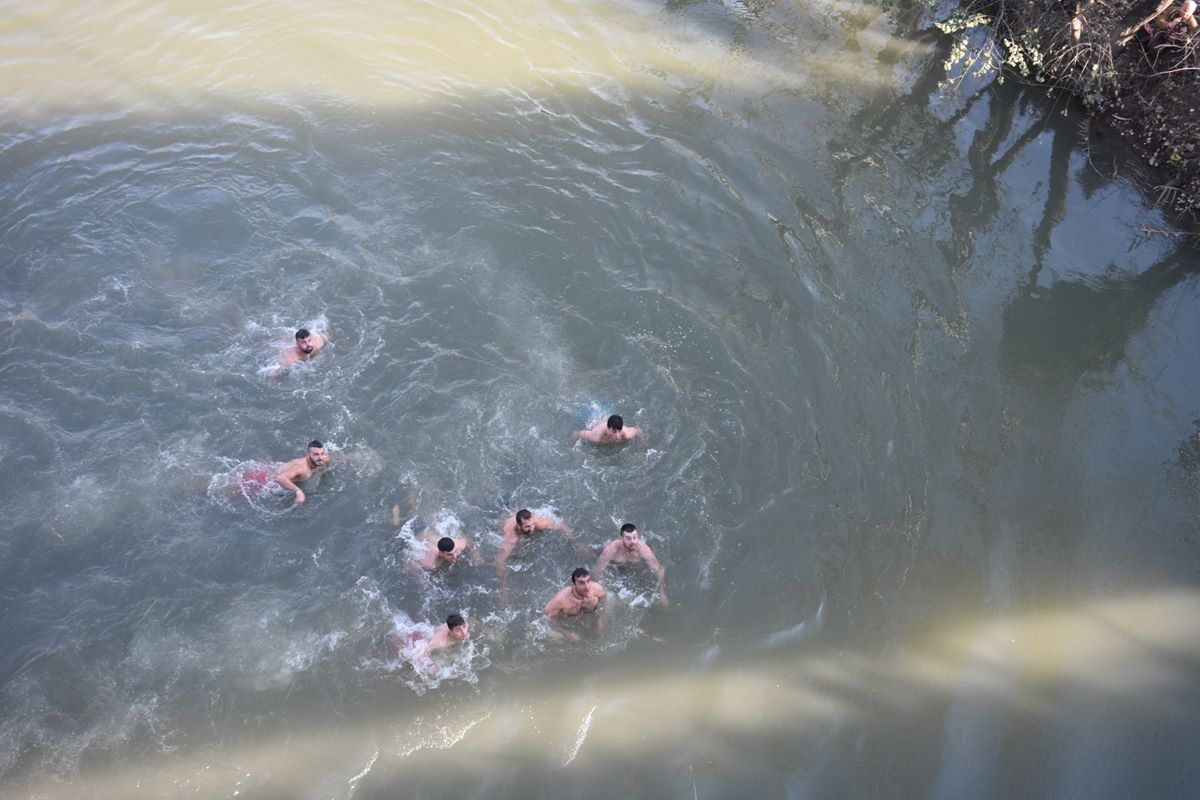 ΘΕΟΦΑΝΕΙΑ: 26χρονος Λαρισαίος έπιασε τον σταυρό στα παγωμένα νερά του Πηνειού (φωτο – βίντεο)