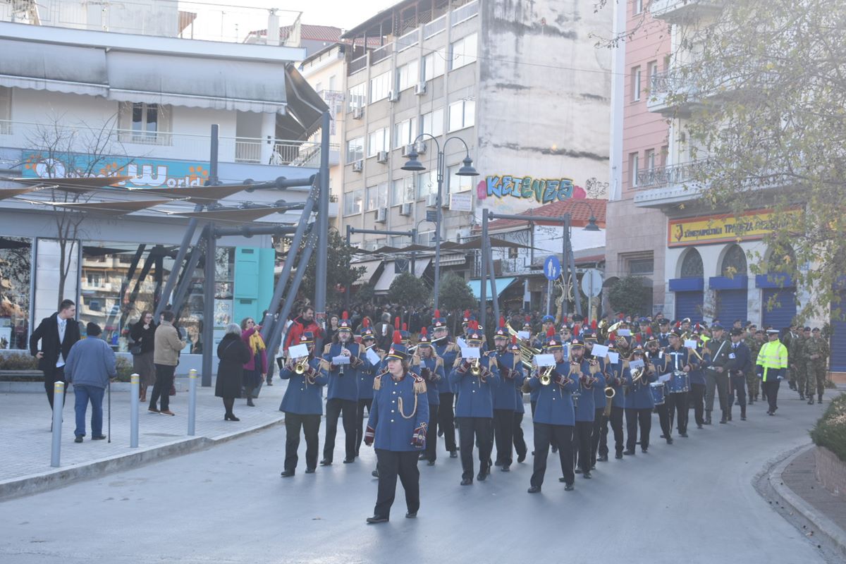 ΘΕΟΦΑΝΕΙΑ: 26χρονος Λαρισαίος έπιασε τον σταυρό στα παγωμένα νερά του Πηνειού (φωτο – βίντεο)