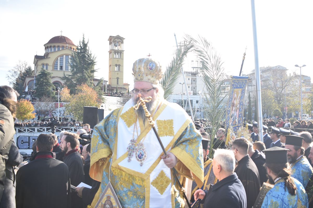 ΘΕΟΦΑΝΕΙΑ: 26χρονος Λαρισαίος έπιασε τον σταυρό στα παγωμένα νερά του Πηνειού (φωτο – βίντεο)