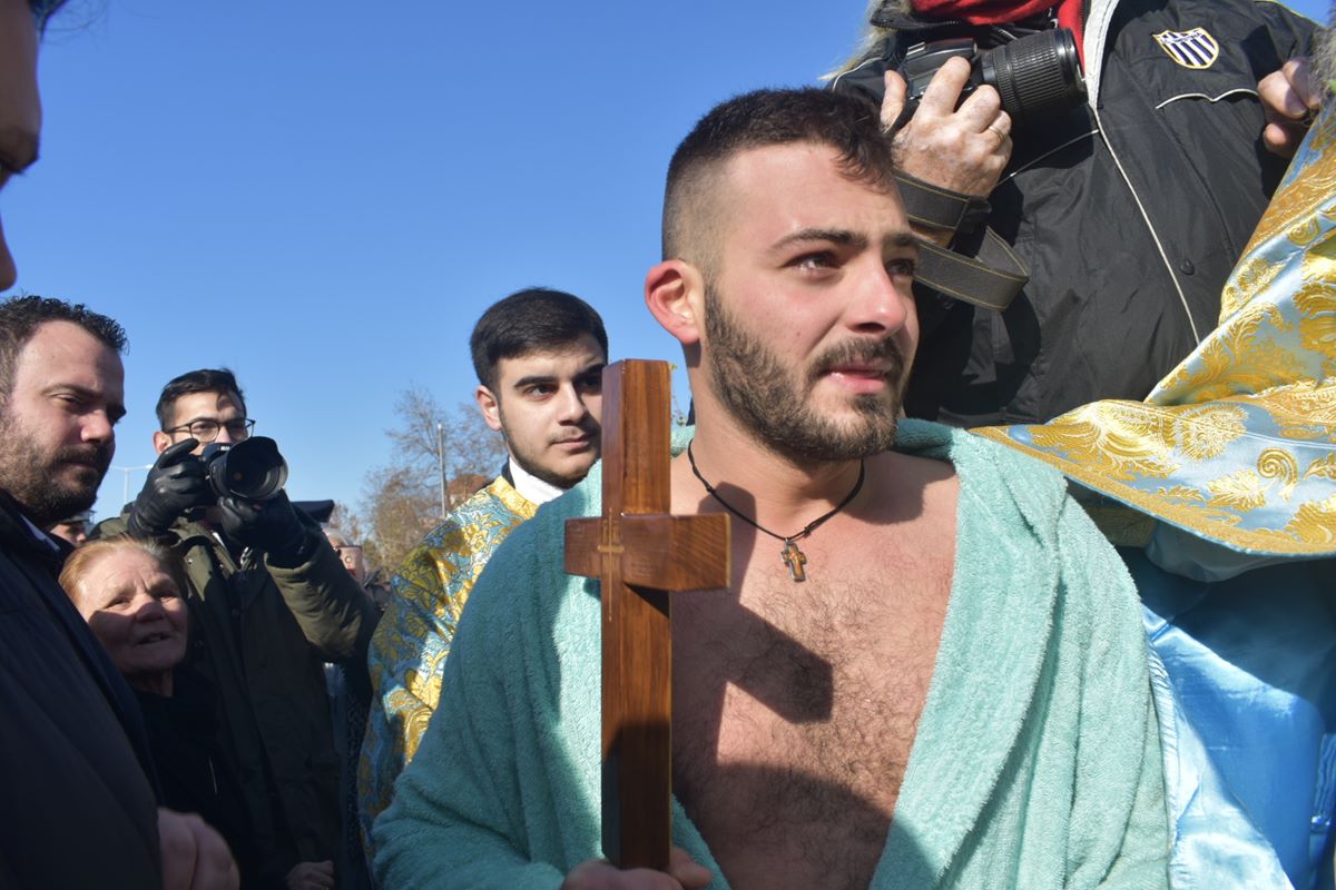 ΘΕΟΦΑΝΕΙΑ: 26χρονος Λαρισαίος έπιασε τον σταυρό στα παγωμένα νερά του Πηνειού (φωτο – βίντεο)