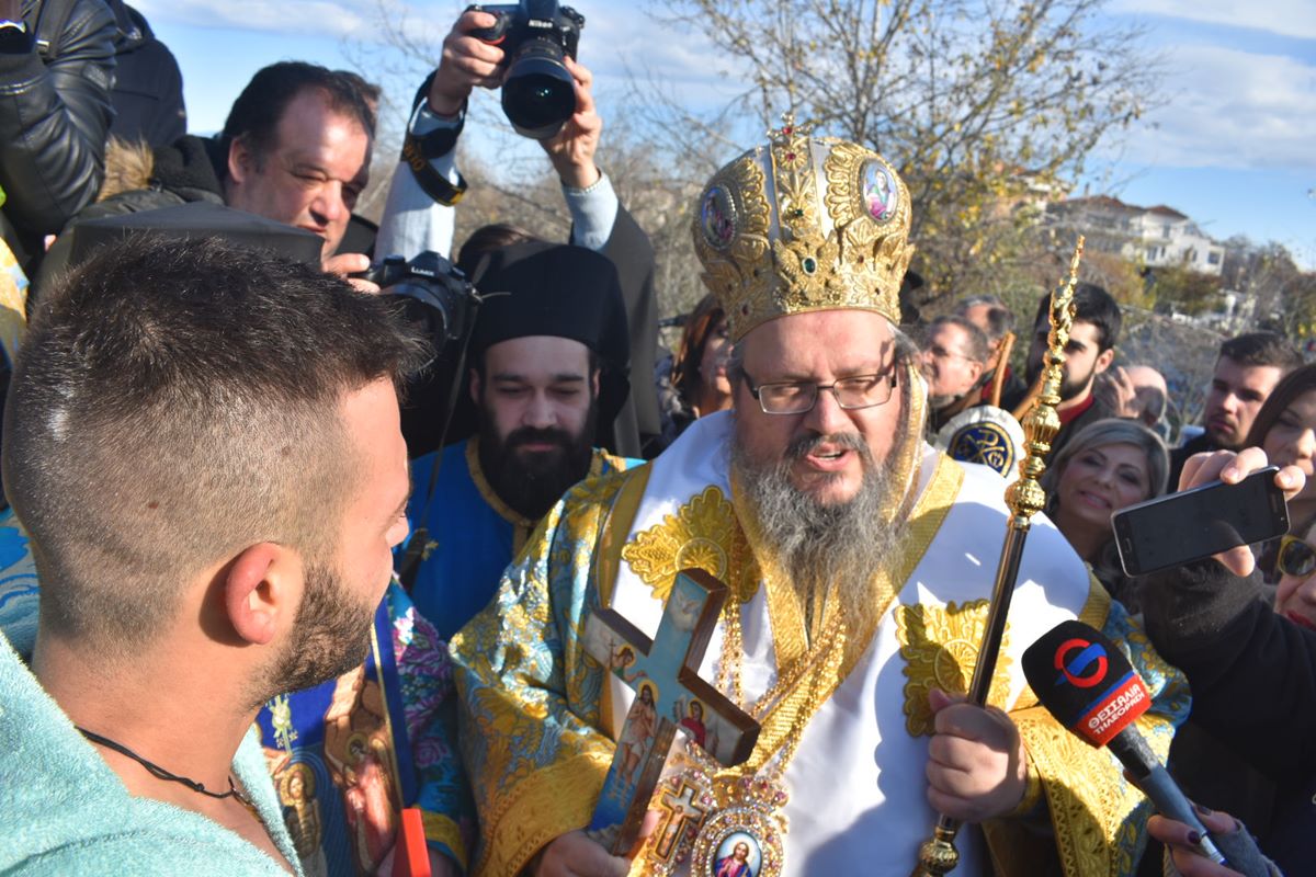 ΘΕΟΦΑΝΕΙΑ: 26χρονος Λαρισαίος έπιασε τον σταυρό στα παγωμένα νερά του Πηνειού (φωτο – βίντεο)