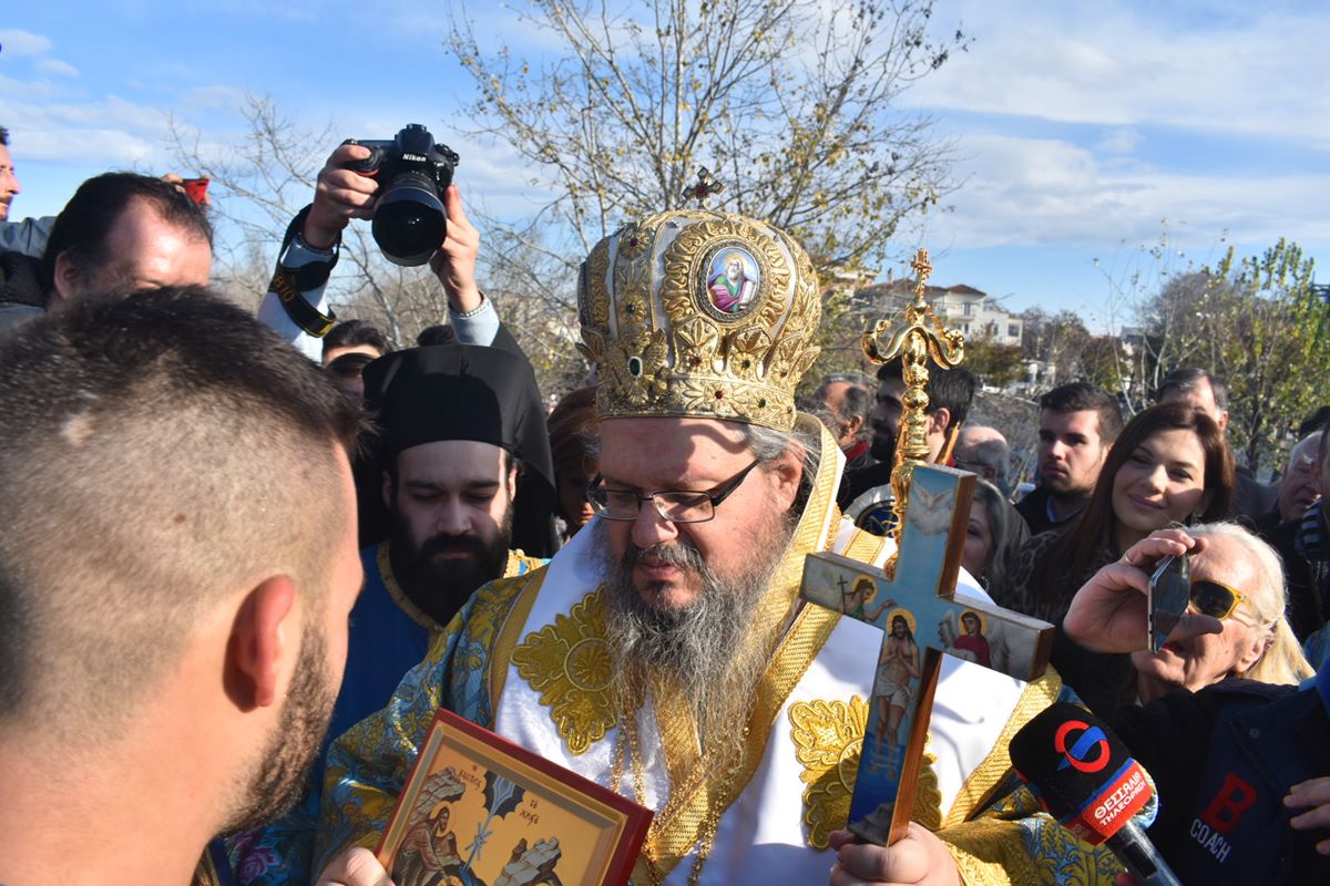 ΘΕΟΦΑΝΕΙΑ: 26χρονος Λαρισαίος έπιασε τον σταυρό στα παγωμένα νερά του Πηνειού (φωτο – βίντεο)