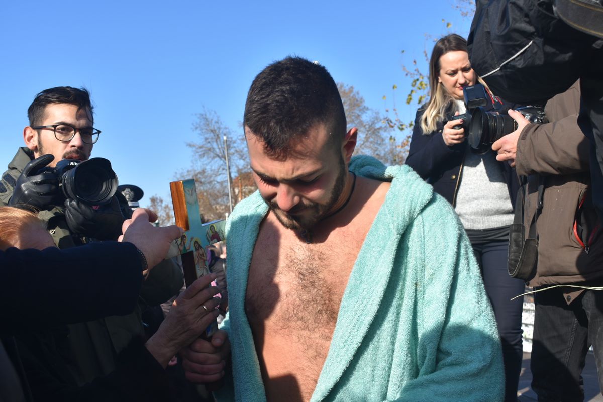 ΘΕΟΦΑΝΕΙΑ: 26χρονος Λαρισαίος έπιασε τον σταυρό στα παγωμένα νερά του Πηνειού (φωτο – βίντεο)