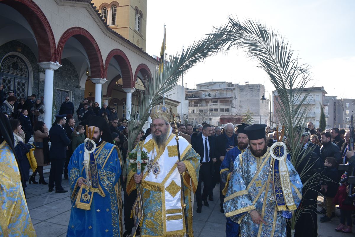 ΘΕΟΦΑΝΕΙΑ: 26χρονος Λαρισαίος έπιασε τον σταυρό στα παγωμένα νερά του Πηνειού (φωτο – βίντεο)