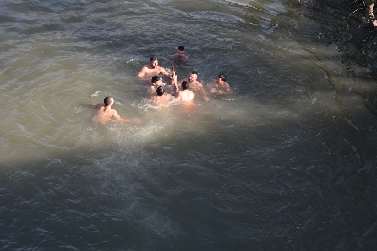 ΘΕΟΦΑΝΕΙΑ: 26χρονος Λαρισαίος έπιασε τον σταυρό στα παγωμένα νερά του Πηνειού (φωτο – βίντεο)