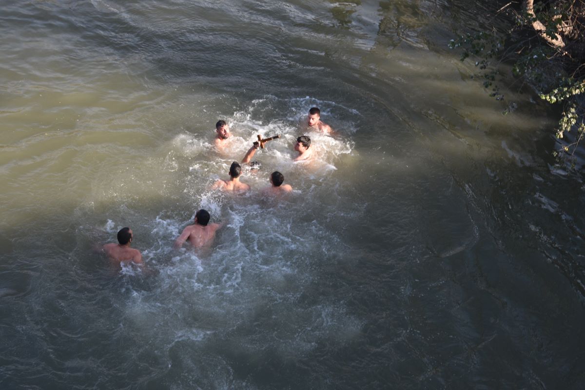 ΘΕΟΦΑΝΕΙΑ: 26χρονος Λαρισαίος έπιασε τον σταυρό στα παγωμένα νερά του Πηνειού (φωτο – βίντεο)