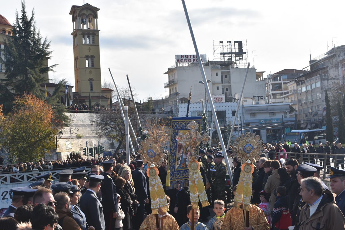 ΘΕΟΦΑΝΕΙΑ: 26χρονος Λαρισαίος έπιασε τον σταυρό στα παγωμένα νερά του Πηνειού (φωτο – βίντεο)