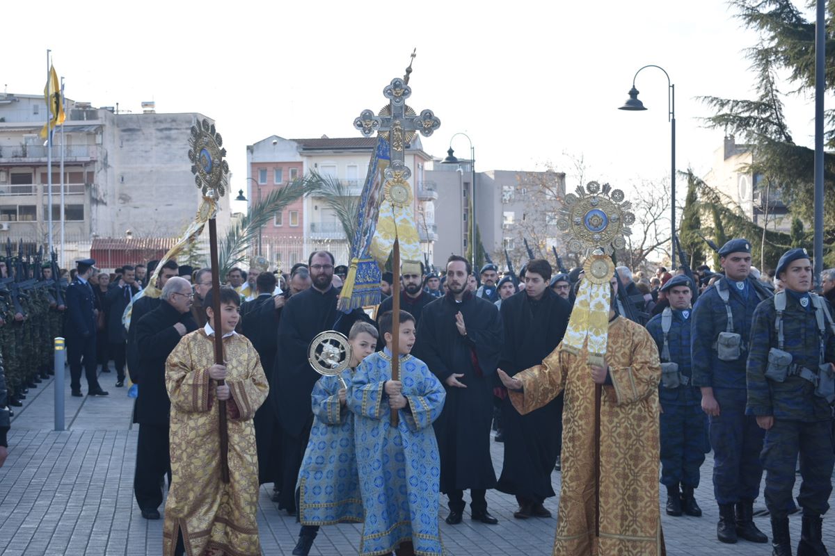 ΘΕΟΦΑΝΕΙΑ: 26χρονος Λαρισαίος έπιασε τον σταυρό στα παγωμένα νερά του Πηνειού (φωτο – βίντεο)