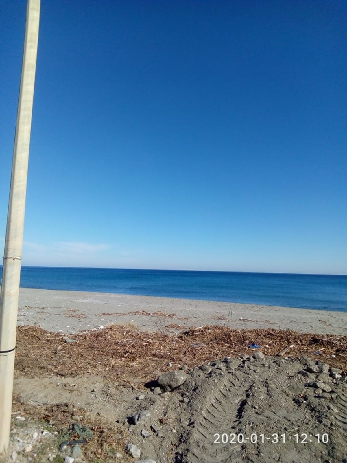 Καλοκαιρινή μέρα και θάλασσα «λάδι» μέσα στο... καταχείμωνο στον Αγιόκαμπο (φωτο)