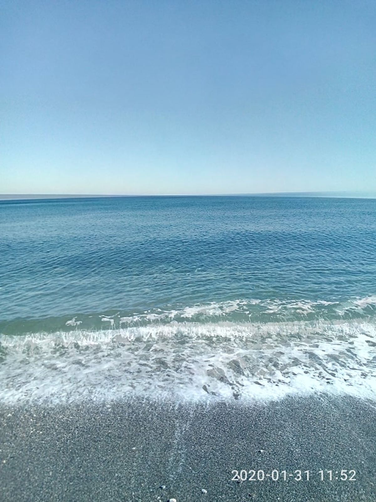 Καλοκαιρινή μέρα και θάλασσα «λάδι» μέσα στο... καταχείμωνο στον Αγιόκαμπο (φωτο)