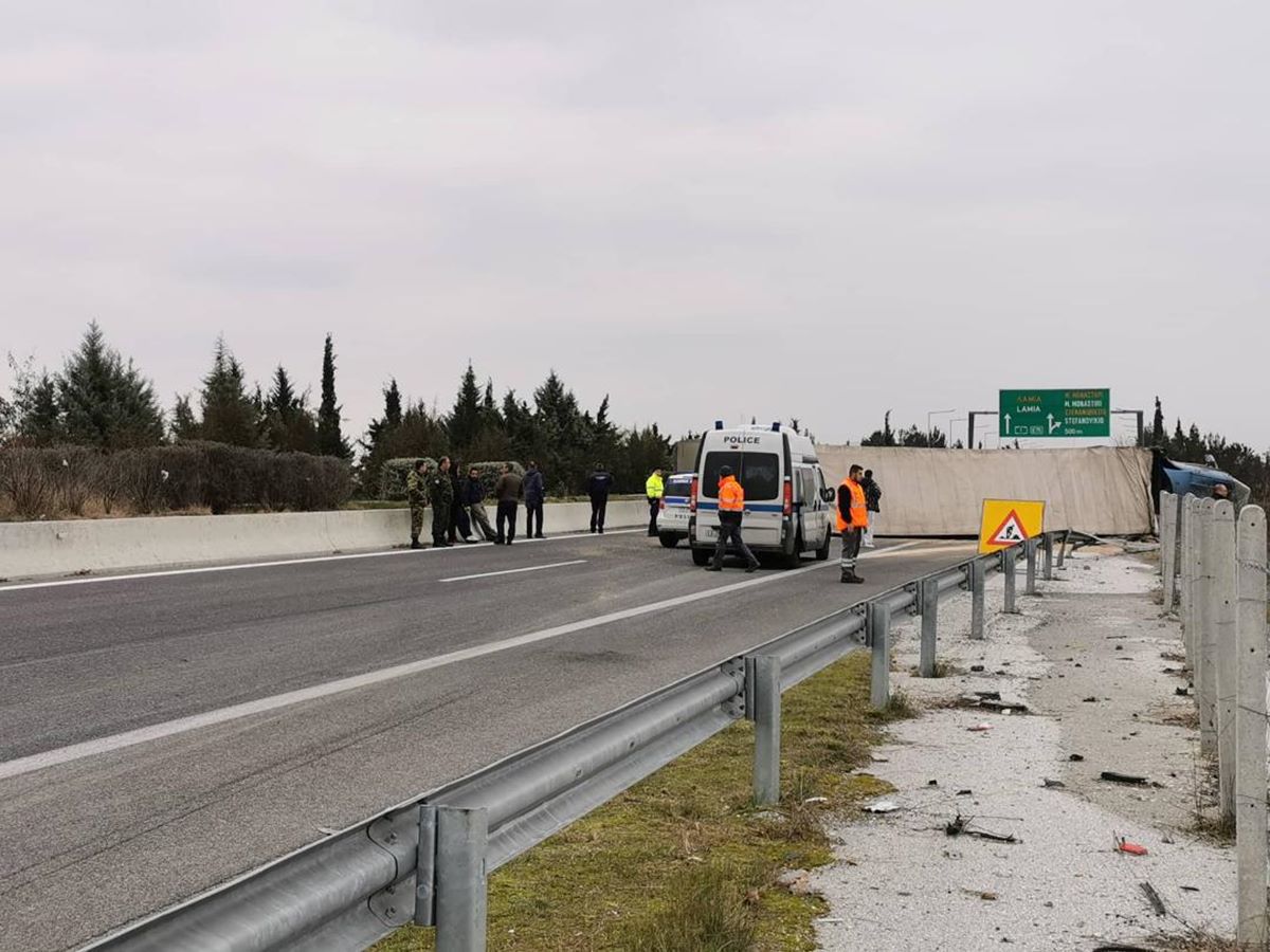 Δείτε φωτογραφίες από τη νταλίκα που "δίπλωσε" στην εθνική οδό έξω από τη Λάρισα και διέκοψε την κυκλοφορία