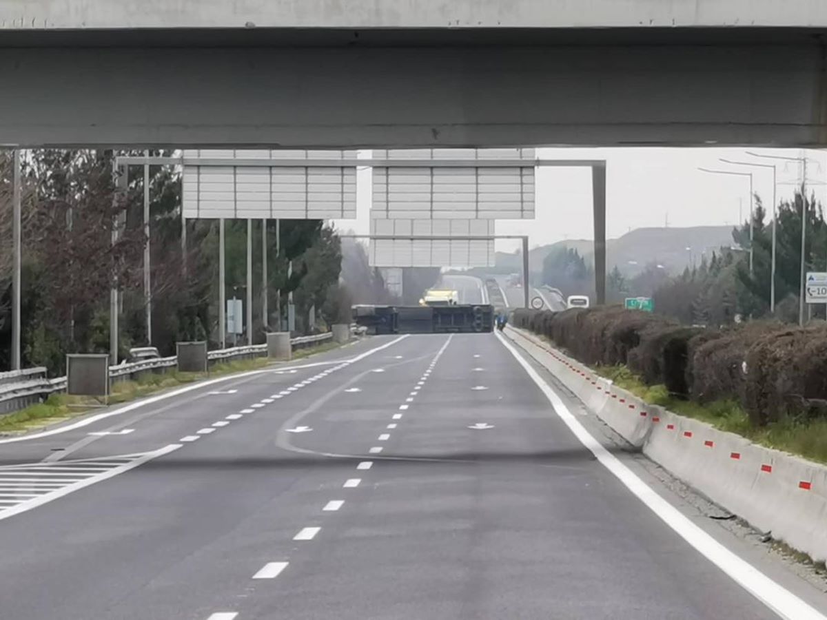 Δείτε φωτογραφίες από τη νταλίκα που "δίπλωσε" στην εθνική οδό έξω από τη Λάρισα και διέκοψε την κυκλοφορία