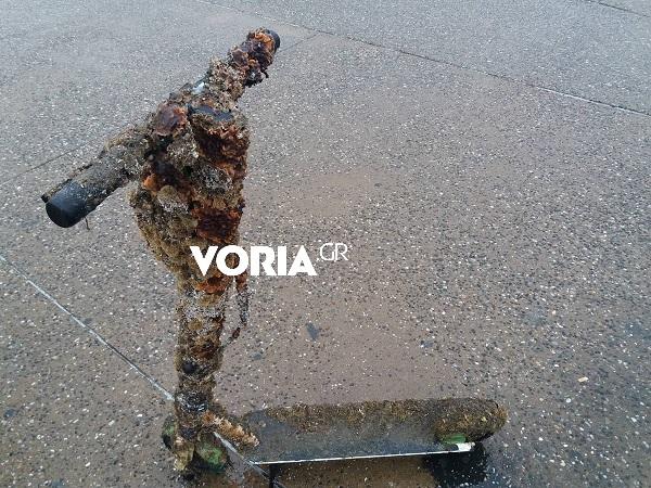 Βούτηξαν στον Θερμαϊκό επειδή ασυνείδητοι πετούν... πατίνια