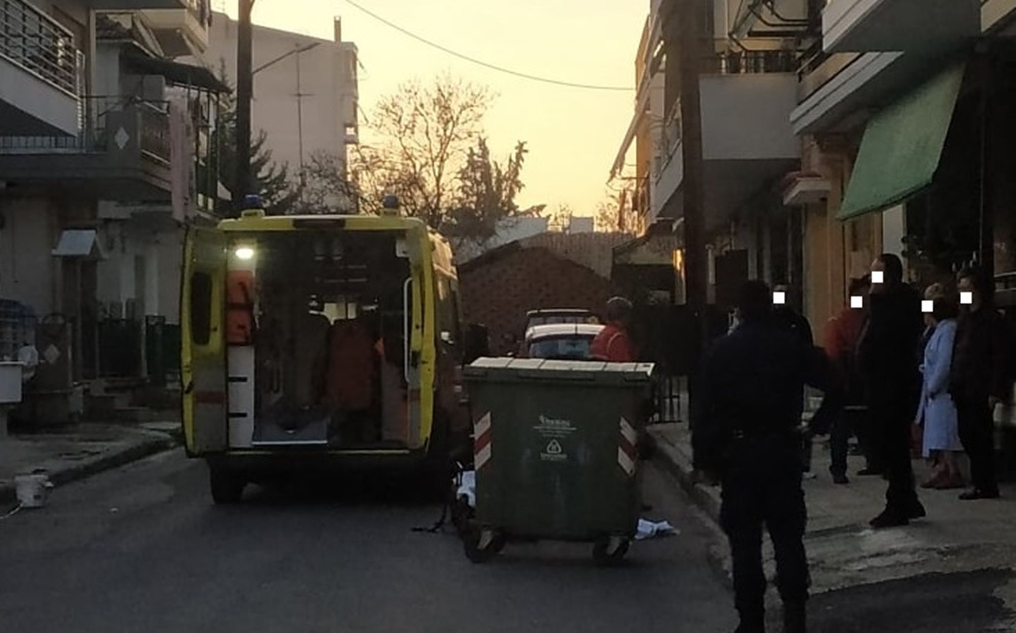 Τραγωδία στη Λάρισα: Γυναίκα έπεσε από τον δεύτερο όροφο και σκοτώθηκε (φωτο)