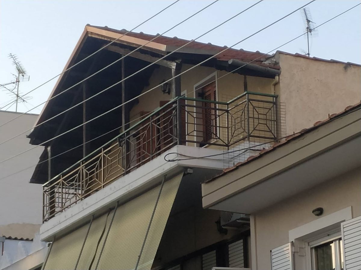 Τραγωδία στη Λάρισα: Γυναίκα έπεσε από τον δεύτερο όροφο και σκοτώθηκε (φωτο)