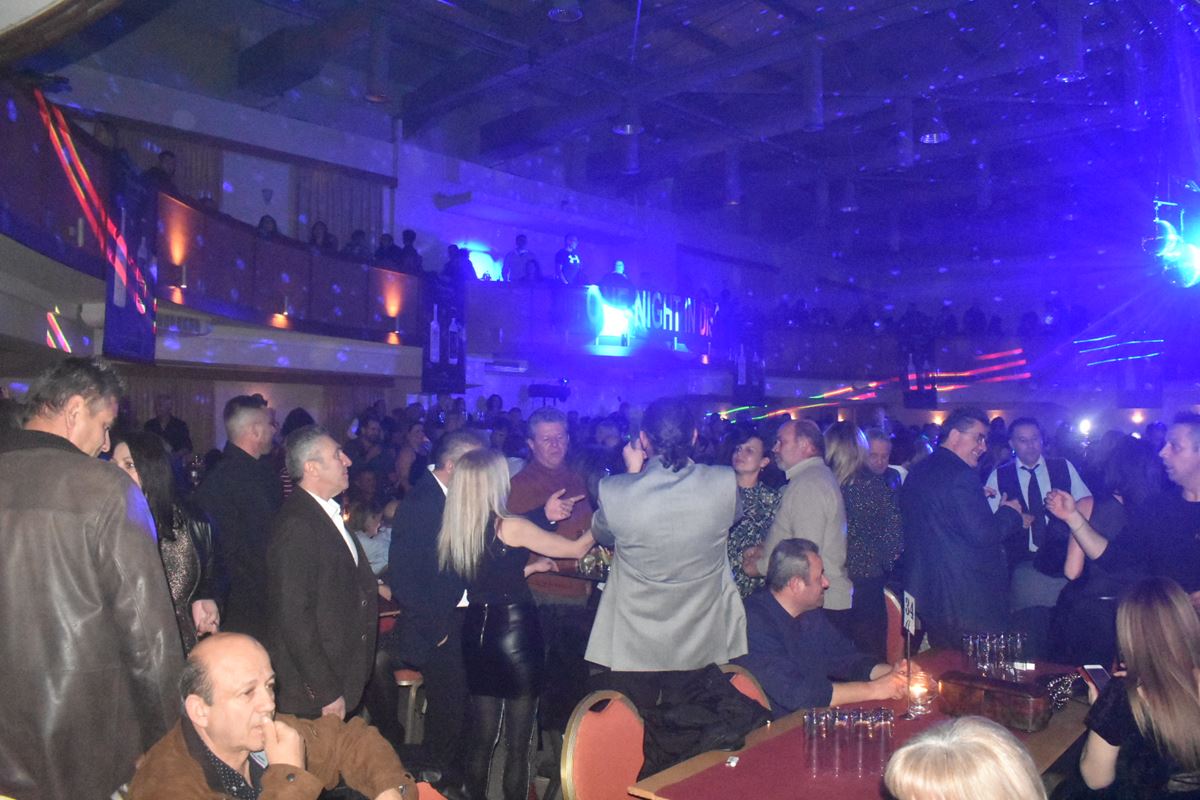 Η Λάρισα διασκέδασε μέχρι τελικής πτώσεως - Χιλιάδες κόσμου για την αναβίωση της disco στο πάρτι της χρονιάς (φωτο - βίντεο)