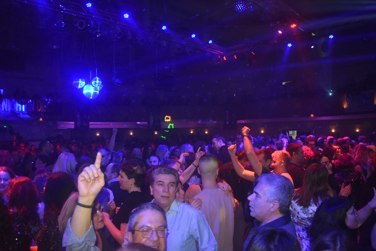 Η Λάρισα διασκέδασε μέχρι τελικής πτώσεως - Χιλιάδες κόσμου για την αναβίωση της disco στο πάρτι της χρονιάς (φωτο - βίντεο)
