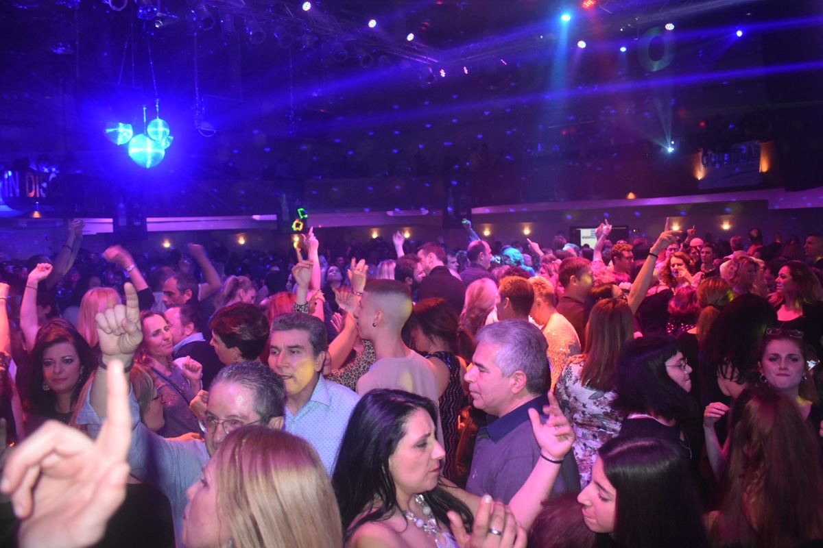 Η Λάρισα διασκέδασε μέχρι τελικής πτώσεως - Χιλιάδες κόσμου για την αναβίωση της disco στο πάρτι της χρονιάς (φωτο - βίντεο)
