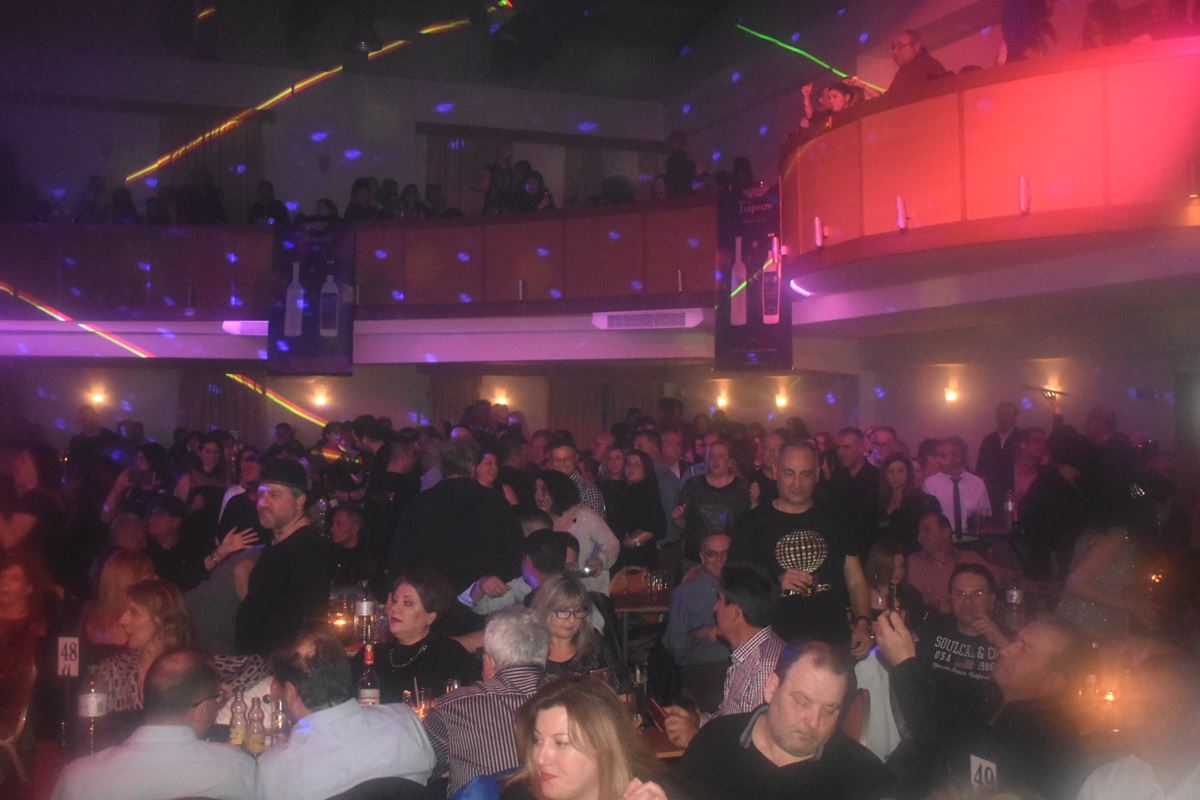 Η Λάρισα διασκέδασε μέχρι τελικής πτώσεως - Χιλιάδες κόσμου για την αναβίωση της disco στο πάρτι της χρονιάς (φωτο - βίντεο)