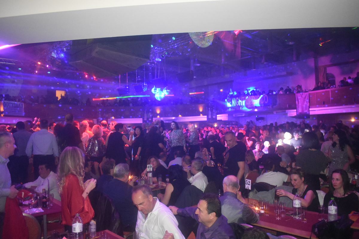 Η Λάρισα διασκέδασε μέχρι τελικής πτώσεως - Χιλιάδες κόσμου για την αναβίωση της disco στο πάρτι της χρονιάς (φωτο - βίντεο)