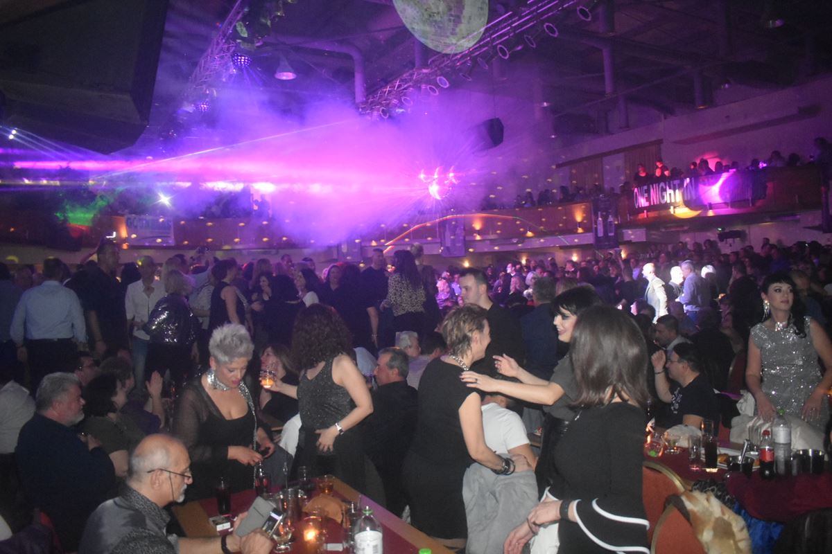 Η Λάρισα διασκέδασε μέχρι τελικής πτώσεως - Χιλιάδες κόσμου για την αναβίωση της disco στο πάρτι της χρονιάς (φωτο - βίντεο)