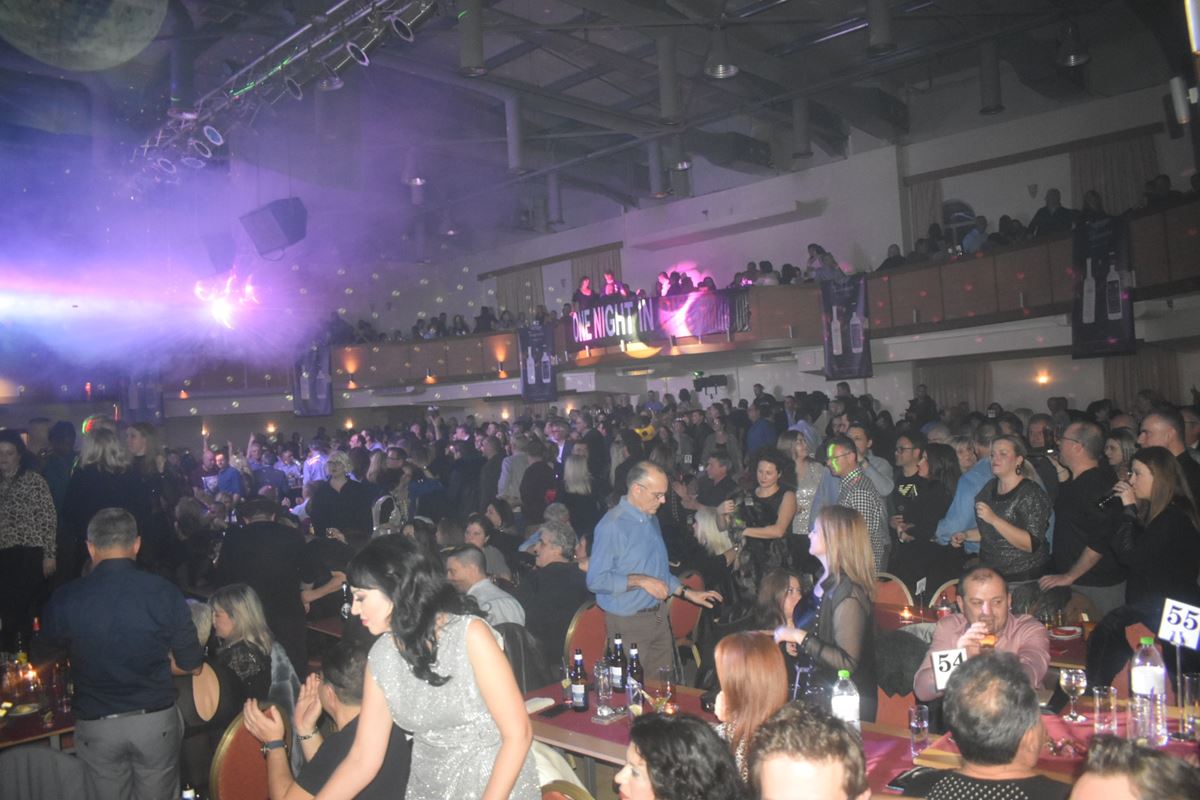 Η Λάρισα διασκέδασε μέχρι τελικής πτώσεως - Χιλιάδες κόσμου για την αναβίωση της disco στο πάρτι της χρονιάς (φωτο - βίντεο)