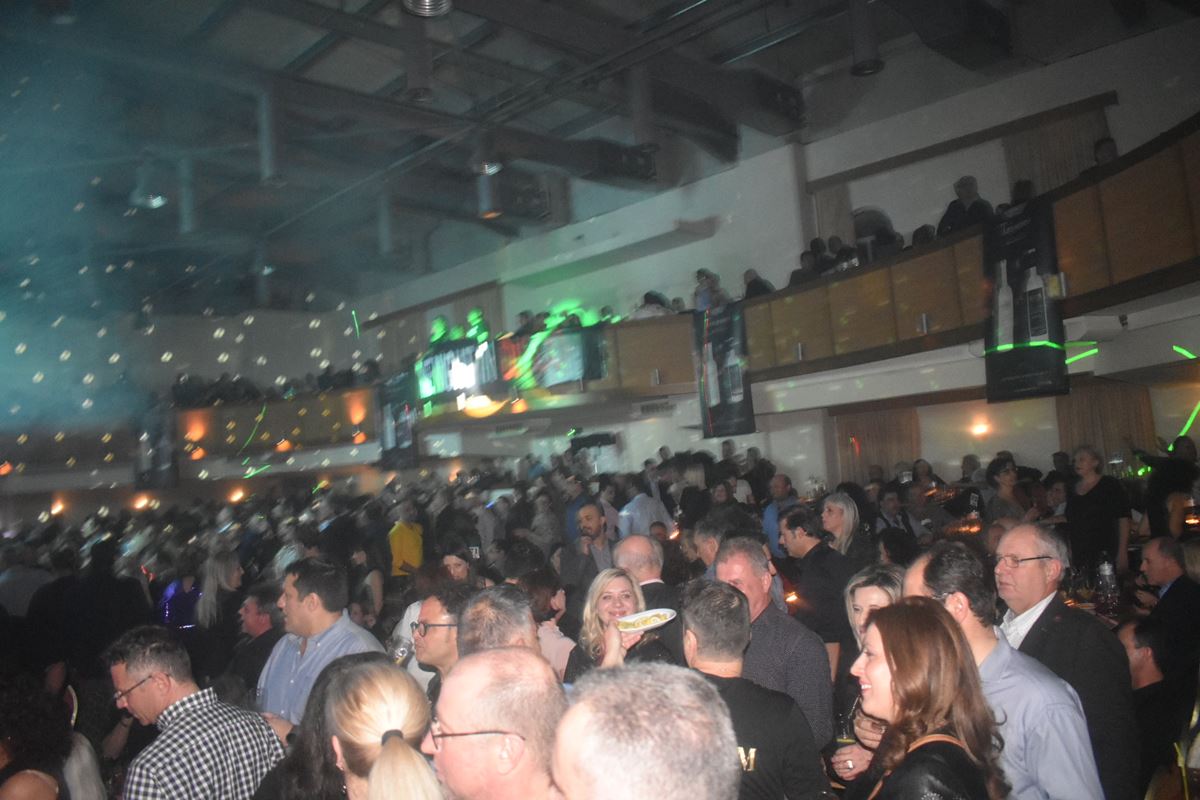 Η Λάρισα διασκέδασε μέχρι τελικής πτώσεως - Χιλιάδες κόσμου για την αναβίωση της disco στο πάρτι της χρονιάς (φωτο - βίντεο)