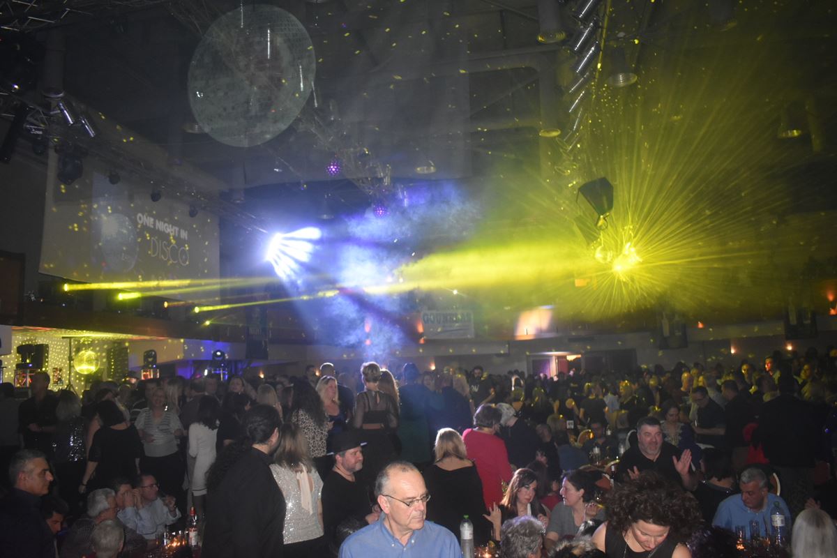 Η Λάρισα διασκέδασε μέχρι τελικής πτώσεως - Χιλιάδες κόσμου για την αναβίωση της disco στο πάρτι της χρονιάς (φωτο - βίντεο)
