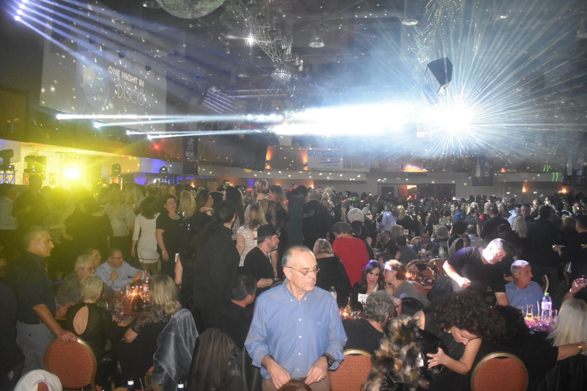 Η Λάρισα διασκέδασε μέχρι τελικής πτώσεως - Χιλιάδες κόσμου για την αναβίωση της disco στο πάρτι της χρονιάς (φωτο - βίντεο)