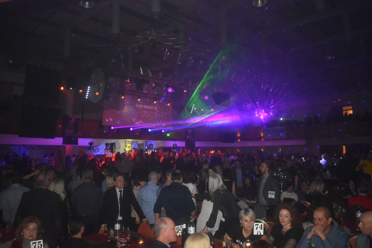 Η Λάρισα διασκέδασε μέχρι τελικής πτώσεως - Χιλιάδες κόσμου για την αναβίωση της disco στο πάρτι της χρονιάς (φωτο - βίντεο)