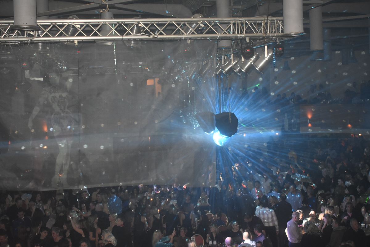 Η Λάρισα διασκέδασε μέχρι τελικής πτώσεως - Χιλιάδες κόσμου για την αναβίωση της disco στο πάρτι της χρονιάς (φωτο - βίντεο)