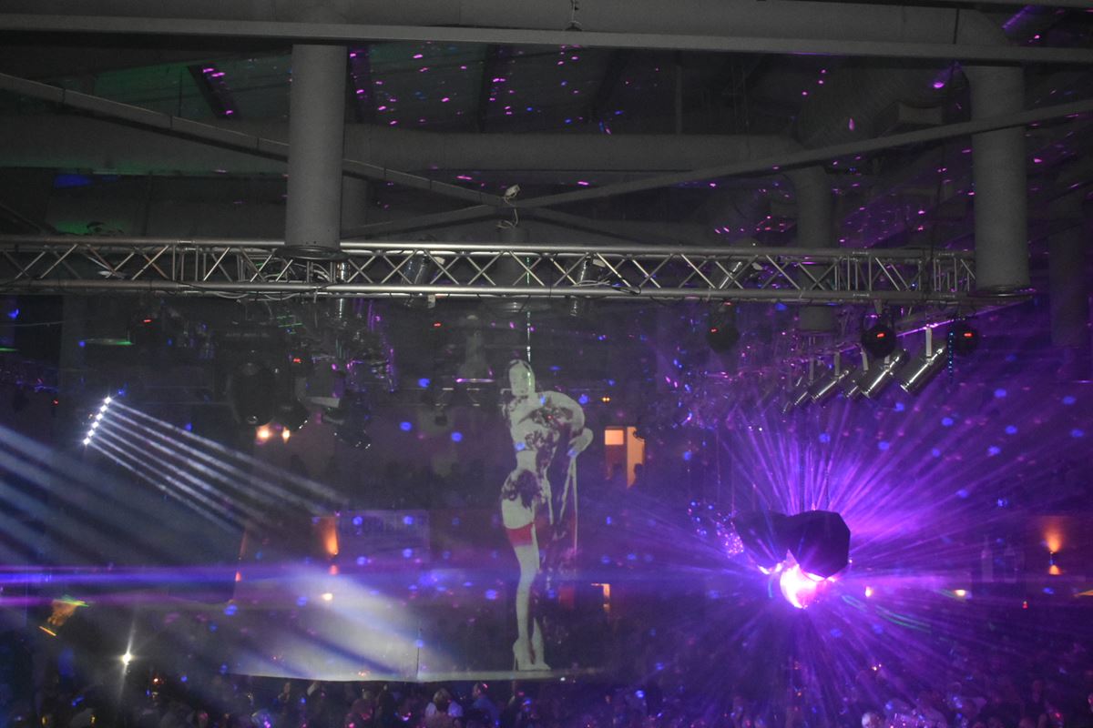 Η Λάρισα διασκέδασε μέχρι τελικής πτώσεως - Χιλιάδες κόσμου για την αναβίωση της disco στο πάρτι της χρονιάς (φωτο - βίντεο)