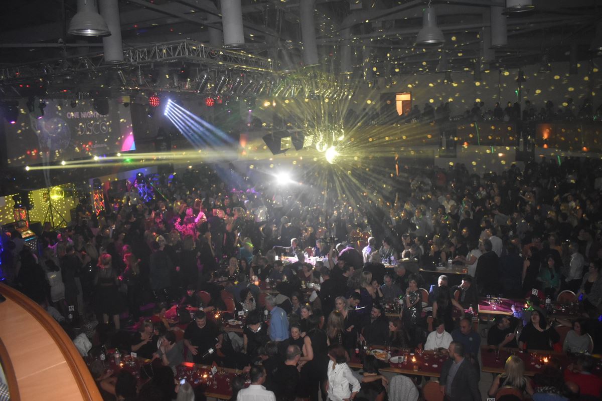 Η Λάρισα διασκέδασε μέχρι τελικής πτώσεως - Χιλιάδες κόσμου για την αναβίωση της disco στο πάρτι της χρονιάς (φωτο - βίντεο)