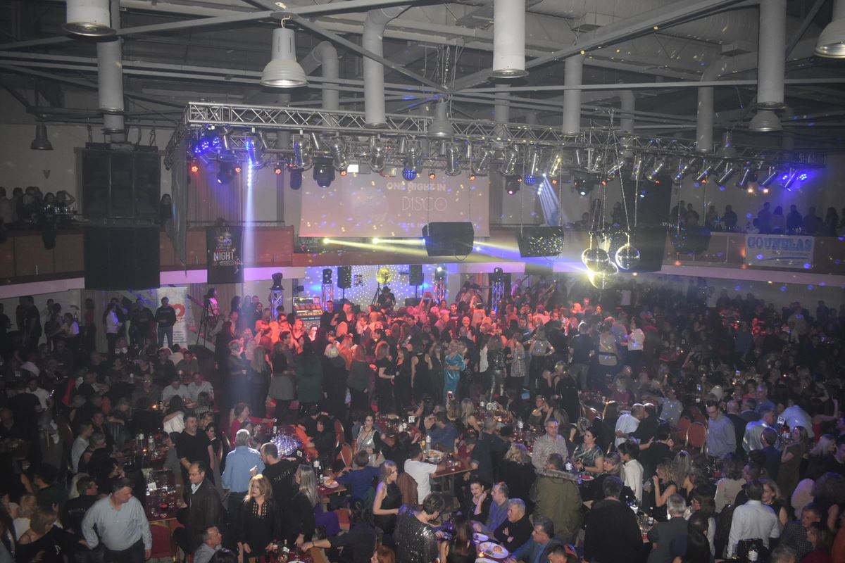 Η Λάρισα διασκέδασε μέχρι τελικής πτώσεως - Χιλιάδες κόσμου για την αναβίωση της disco στο πάρτι της χρονιάς (φωτο - βίντεο)