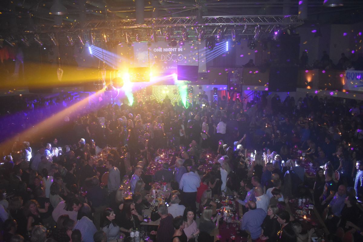 Η Λάρισα διασκέδασε μέχρι τελικής πτώσεως - Χιλιάδες κόσμου για την αναβίωση της disco στο πάρτι της χρονιάς (φωτο - βίντεο)