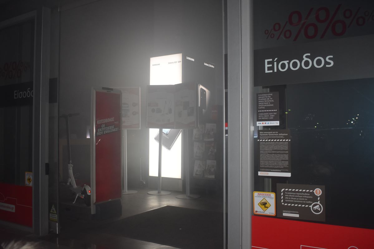 Πυκνοί καπνοί σε κατάστημα στο κέντρο της Λάρισας έφεραν τον πανικό (φωτο)