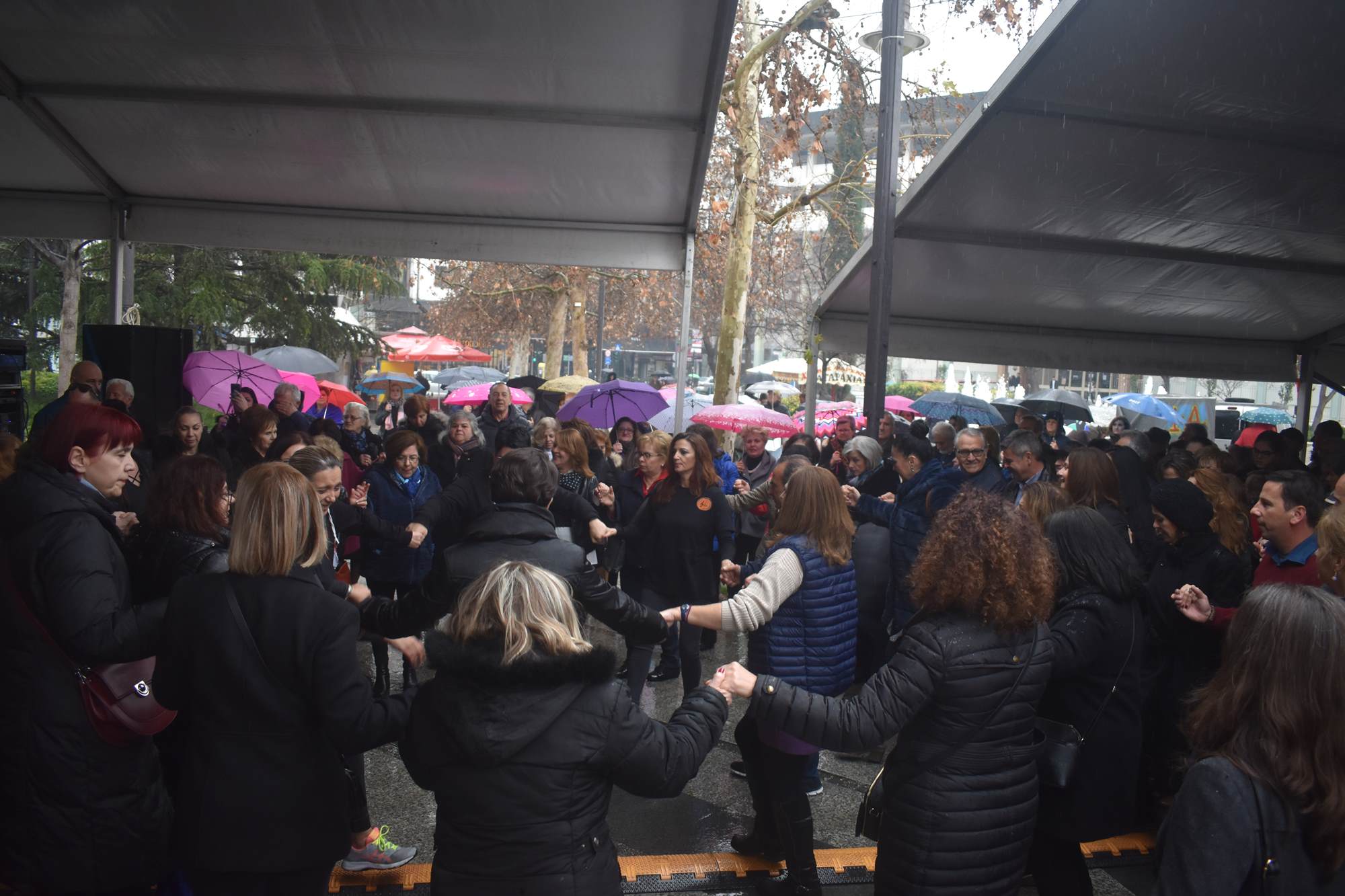 Τσικνοπέμπτη υπό... βροχή στη Λάρισα - Μεγάλο γλέντι στην Κεντρική πλατεία (φωτο - βίντεο)
