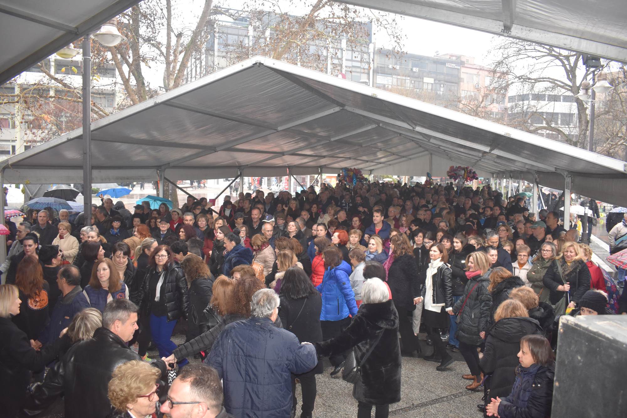 Τσικνοπέμπτη υπό... βροχή στη Λάρισα - Μεγάλο γλέντι στην Κεντρική πλατεία (φωτο - βίντεο)