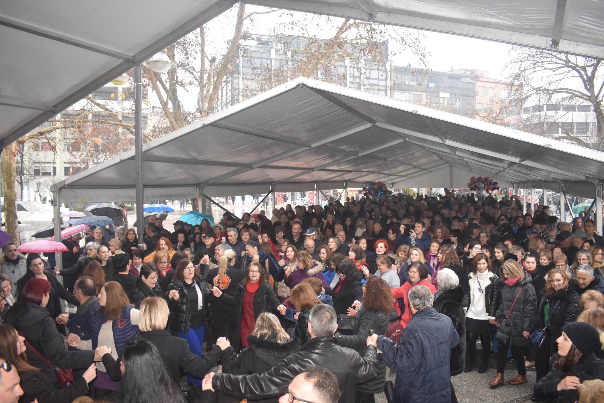 Τσικνοπέμπτη υπό... βροχή στη Λάρισα - Μεγάλο γλέντι στην Κεντρική πλατεία (φωτο - βίντεο)