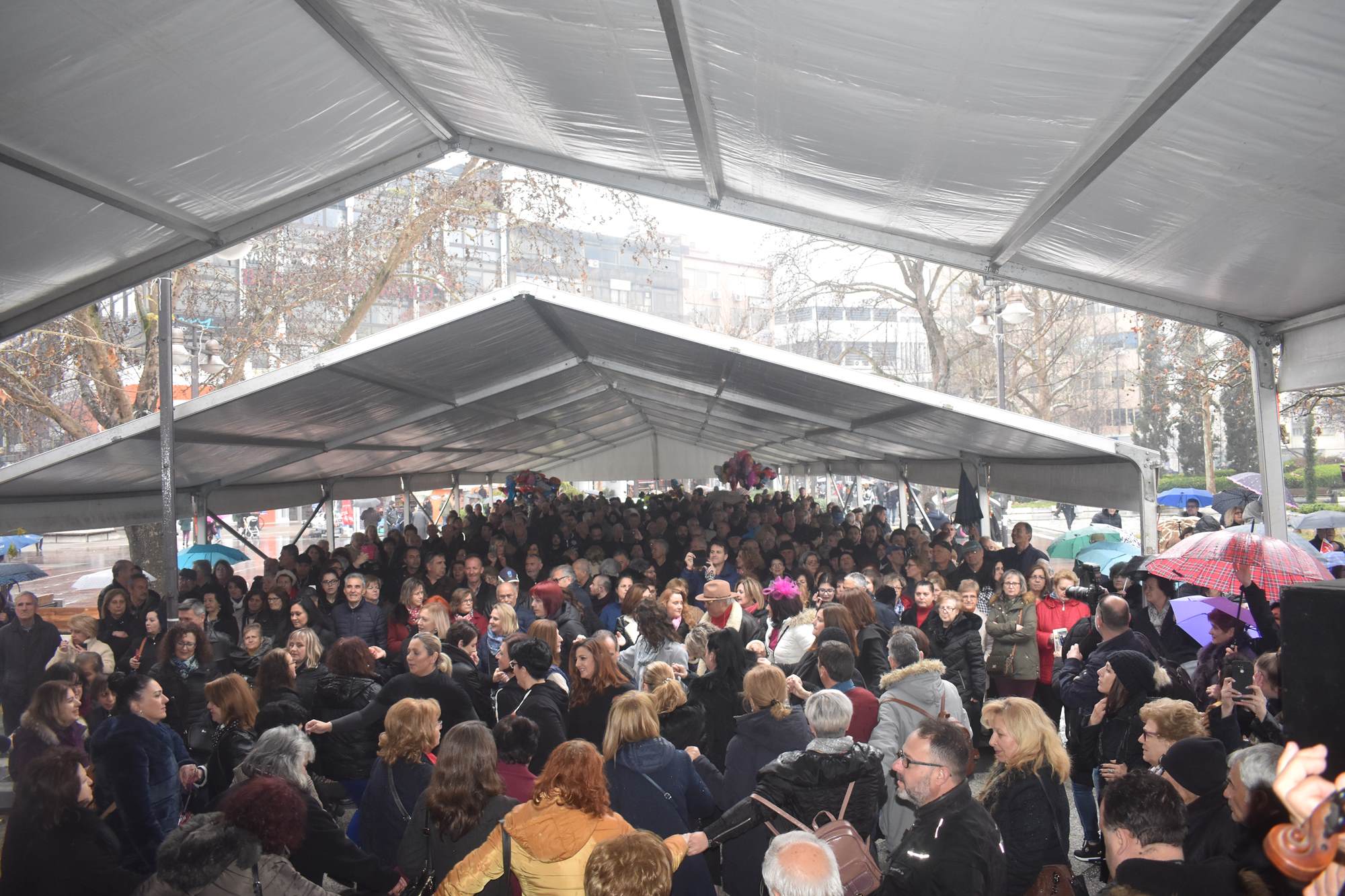 Τσικνοπέμπτη υπό... βροχή στη Λάρισα - Μεγάλο γλέντι στην Κεντρική πλατεία (φωτο - βίντεο)