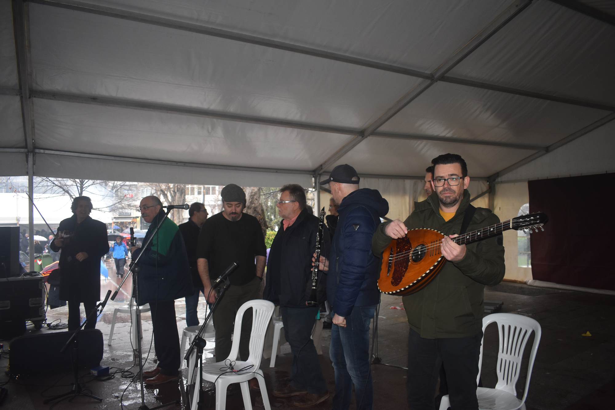 Τσικνοπέμπτη υπό... βροχή στη Λάρισα - Μεγάλο γλέντι στην Κεντρική πλατεία (φωτο - βίντεο)