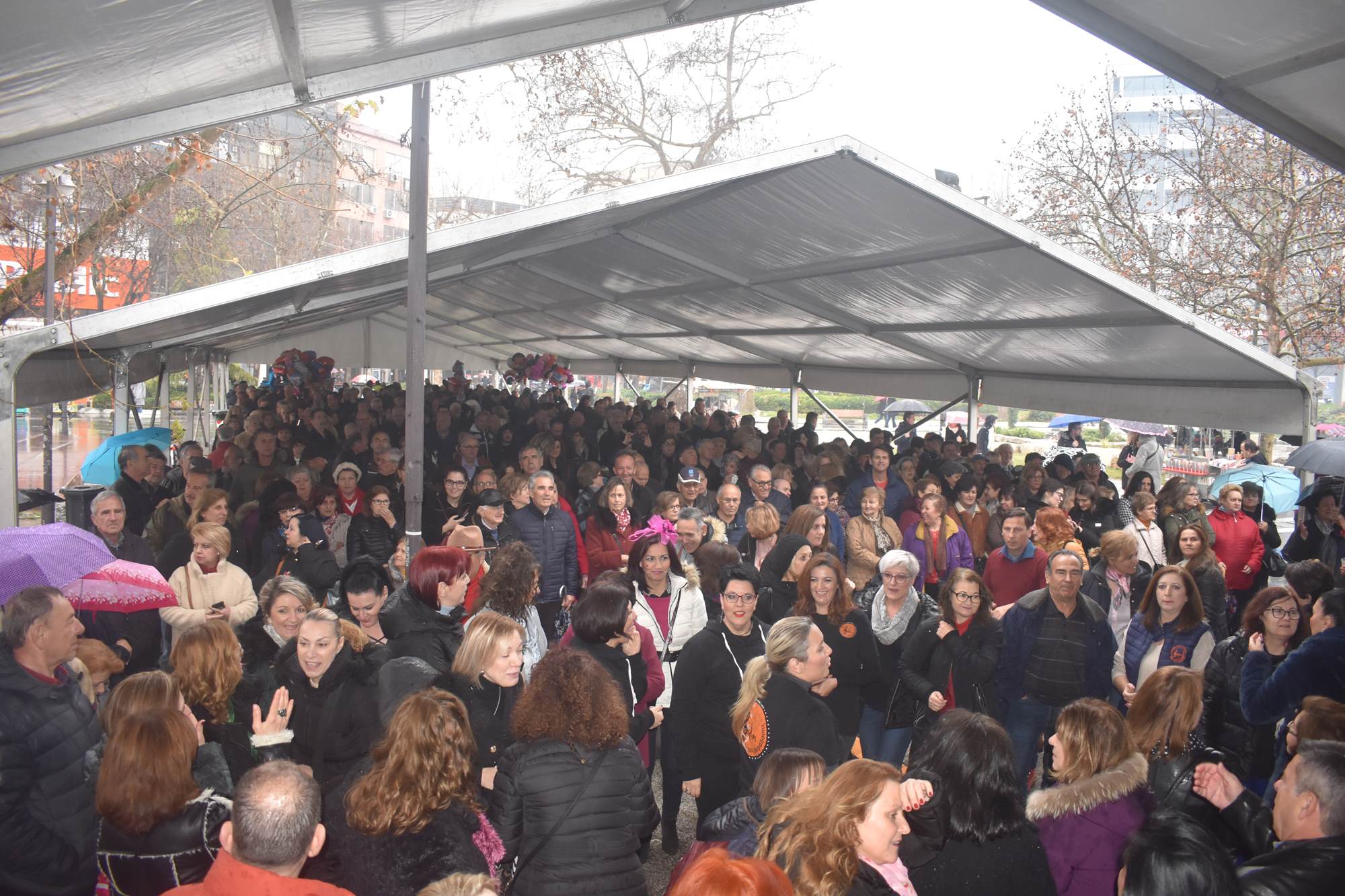 Τσικνοπέμπτη υπό... βροχή στη Λάρισα - Μεγάλο γλέντι στην Κεντρική πλατεία (φωτο - βίντεο)