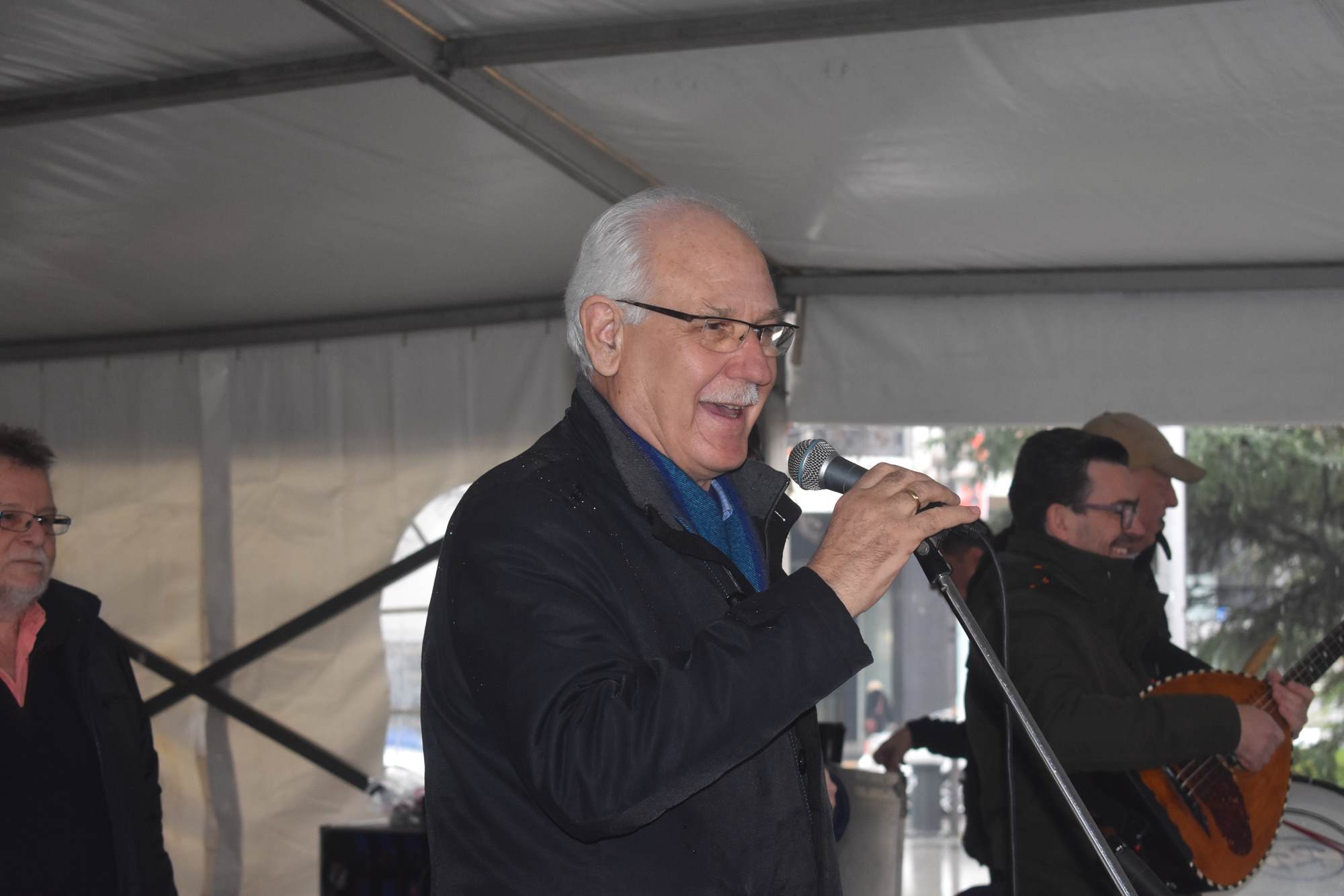 Τσικνοπέμπτη υπό... βροχή στη Λάρισα - Μεγάλο γλέντι στην Κεντρική πλατεία (φωτο - βίντεο)